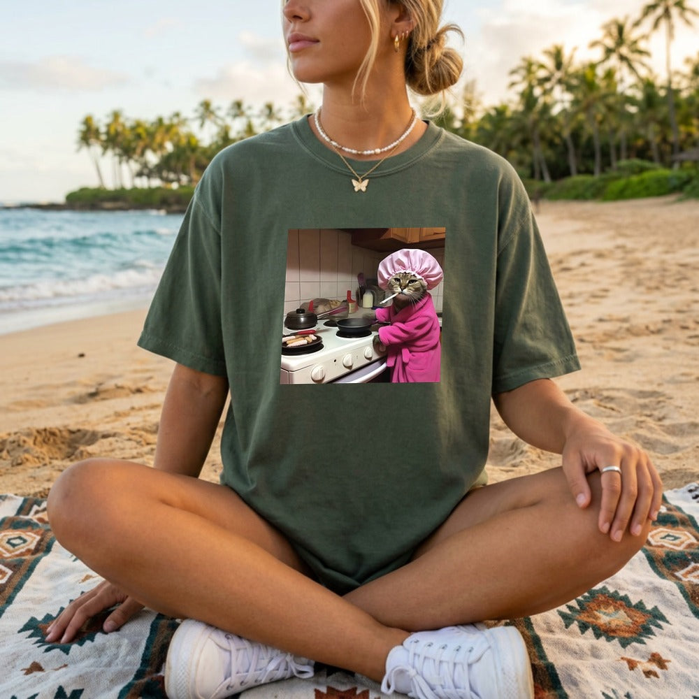 Funny Housewife Cat T-Shirt