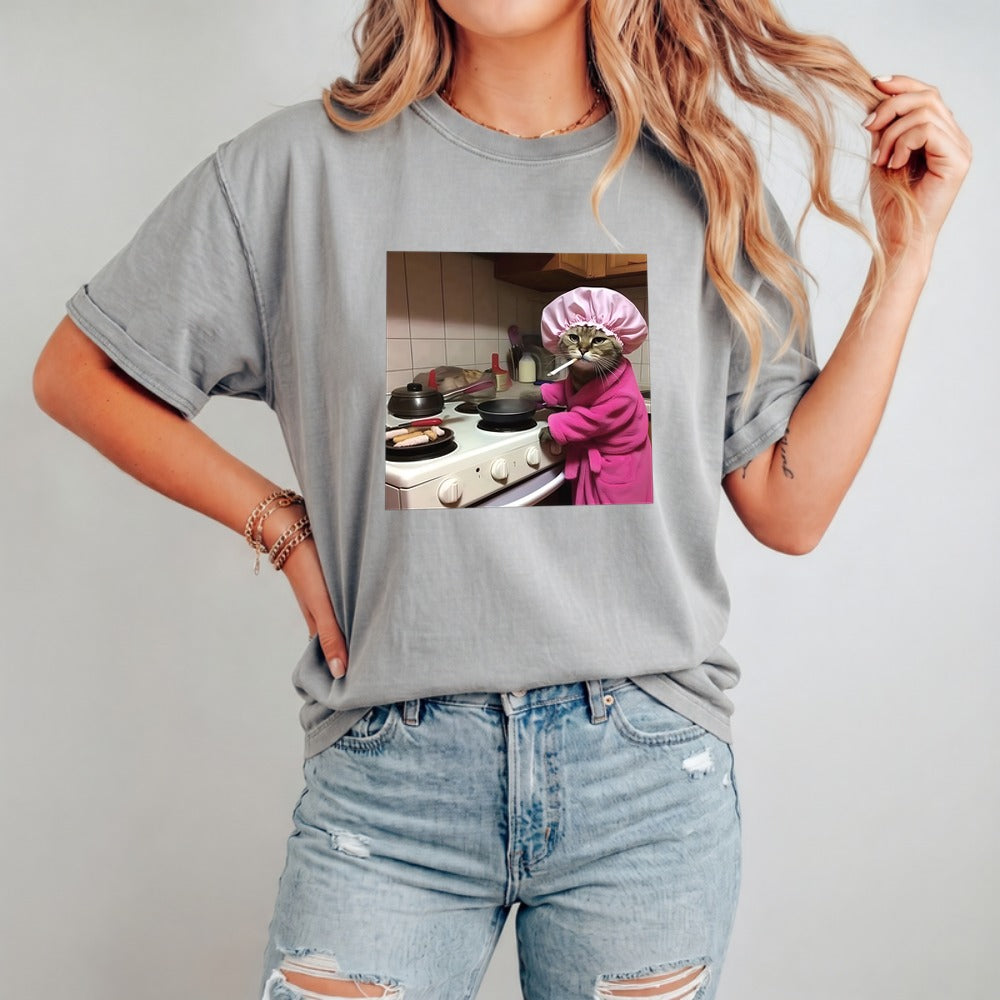 Funny Housewife Cat T-Shirt